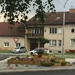 Se Zahradou V Protivine Protivín